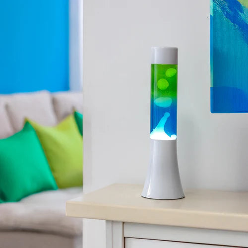 De Fisura Lavalamp met Blauwe & Groene Lava op een kastje in de slaapkamer.