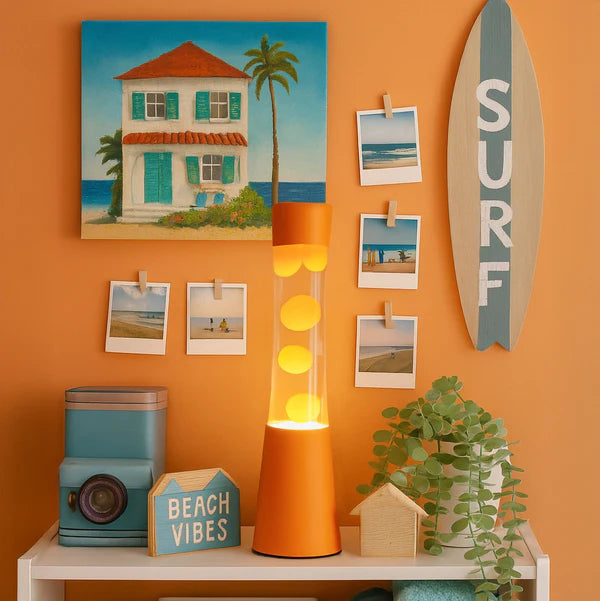 Fisura Grote Design Lavalamp met Oranje Lava - Oranjeop een kast met leuke zomerse attributen