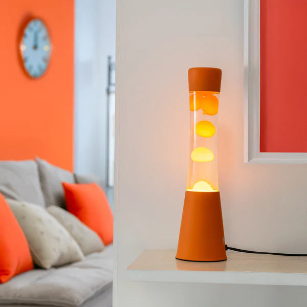 Fisura Grote Design Lavalamp met Oranje Lava - Oranje op een kast naast de zetel
