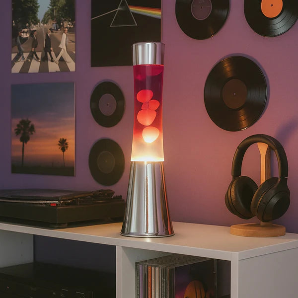 Fisura Grote Design Lavalamp met Witte & Rode Lava - Chrome op een kast naast platen, een hoofdtelefoon en een platenspeler