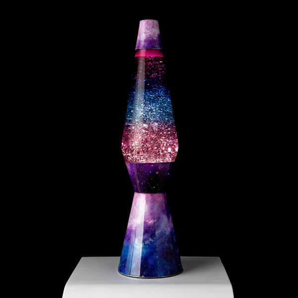 Een afbeelding van de Fisura Kogelvormige Lavalamp met Paarse Lava & Glitter - Galaxy op een zwarte achtergrond.