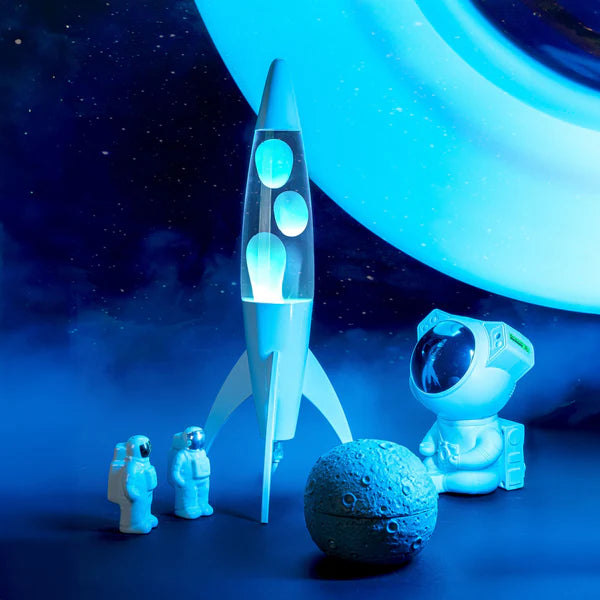 Een foto van de Fisura Raket Lavalamp met Blauwe Lava - Chrome in de ruimte.