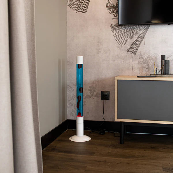 Foto van de Fisura Vloer Lavalamp XXL met Blauwe & Rode lava in een woonkamer.