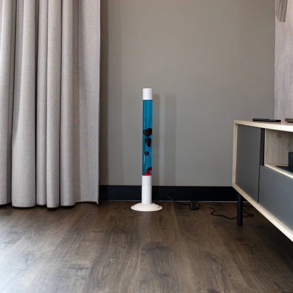Foto van de Fisura Vloer Lavalamp XXL met Blauw & Rood in een woonkamer.
