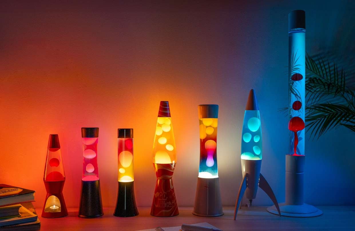 Een foto van 7 verschillende lavalampen in verschillende vormen & hoogtes. 