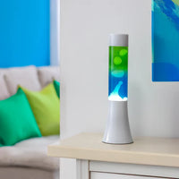 De Fisura Lavalamp met Blauwe & Groene Lava op een kastje in de slaapkamer. 