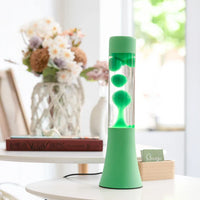 Een foto van de Fisura Groene Lavalamp op een tafel. 