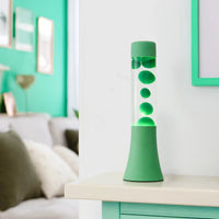 Een foto van de Fisura Groene Lavalamp in de livingruimte. 