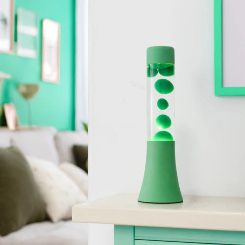 Een foto van de Fisura Groene Lavalamp in de livingruimte. 