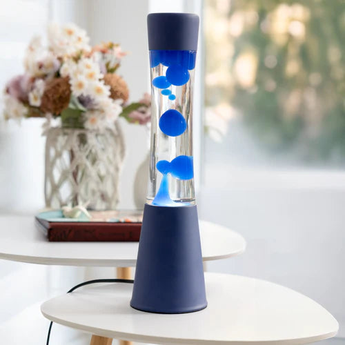 Een foto van de Fisura Grote Blauwe lavalamp op een sallontafeltje. 