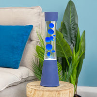 Een foto van de Fisura grote blauwe lavalamp in de slaapkamer. 