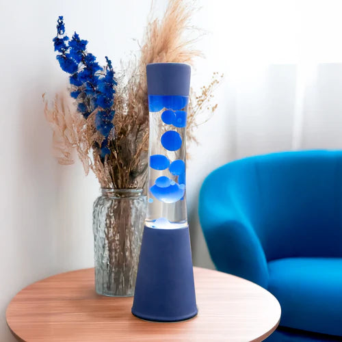 Een foto van de Fisura Grote Blauwe lavalamp op een salontafel. 