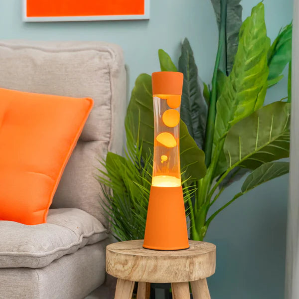 Fisura Grote Design Lavalamp met Oranje Lava - Oranje op salontafel naast een bed