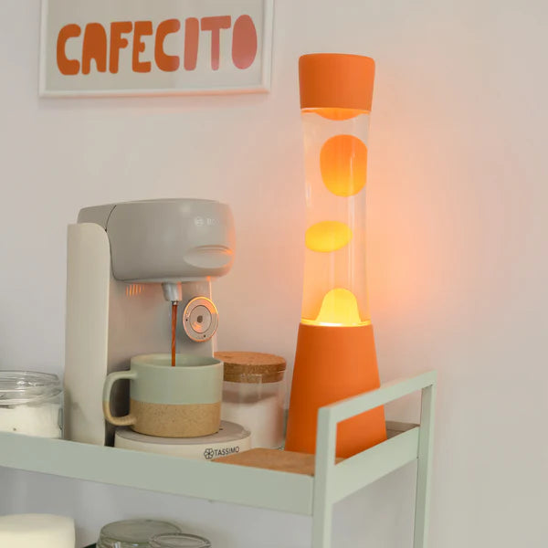 Fisura Grote Design Lavalamp met Oranje Lava - Oranje naast een koffiemachine