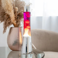 Fisura Grote Design Lavalamp met Witte & Rode Lava - Chrome op een salontafel