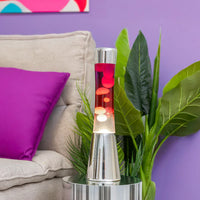 Fisura Grote Design Lavalamp met Witte & Rode Lava - Chrome op een tafeltje naast het bed