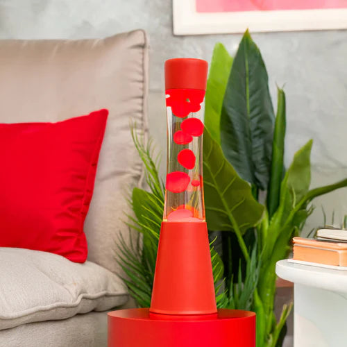 Een foto van de grote rode lavalamp van Fisura in een slaapkameromgeving. 