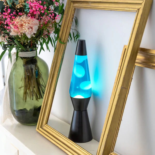 Een foto van de Fisura Kogelvormige Lavalamp met Blauwe Lava - Zwart op een wand met een gouden kader errond.