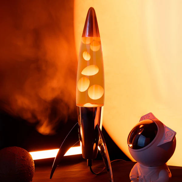 Een foto van de Fisura Raket Lavalamp met Oranje Lava - Chrome in de ruimte. 
