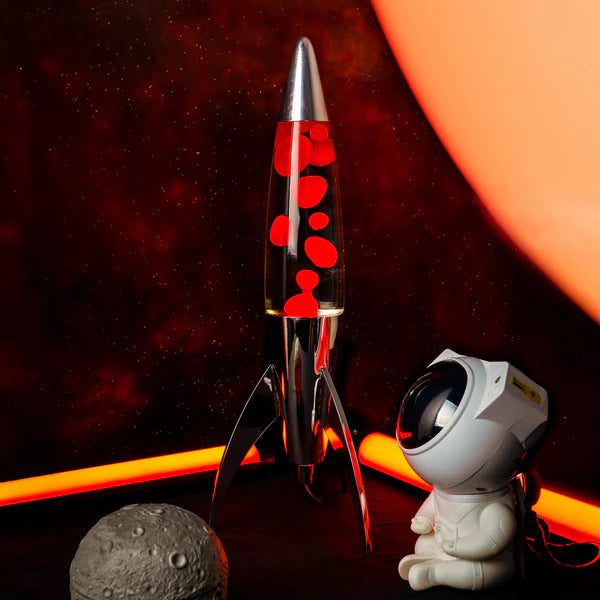 Een foto van de Fisura Raket Lavalamp met Rode Lava - Chrome in de ruimte.