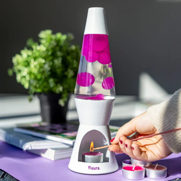 Een afbeelding van iemand die het theelichtje aansteekt van de Fisura Theelicht Lavalamp met Roze Lava - Wit.