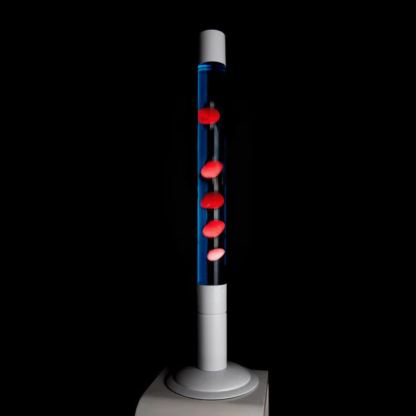 Een foto van de Fisura Vloer Lavalamp XXL met Blauwe & Rode Lava op en zwarte achtergrond. 